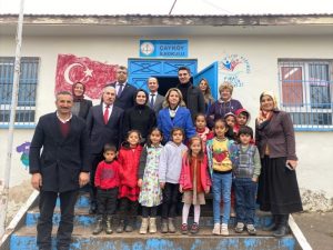 Vali Hulusi Şahin’in Eşi Malatya Gönül Elçileri Temsilcisi Ebru Şahin Köy Okulları Ziyaretlerine Devam Ediyor