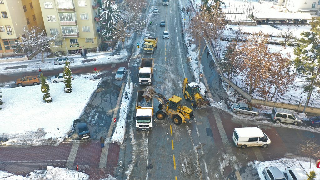 Büyükşehir Belediyesi  Ana Caddeleri Temizliyor