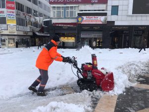 Yoğun Kar Yağışı Nedeniyle 530 Mahallenin Yolu Kapandı